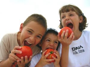 children eating fruits
